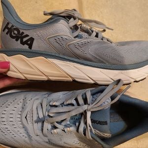 Womans Hoka Arahi size 9